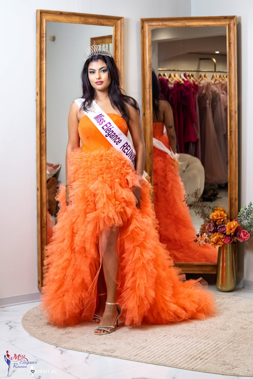 Elle a 18 ans et mesure 1,69m Elle a 18 ans et mesure 1,69m