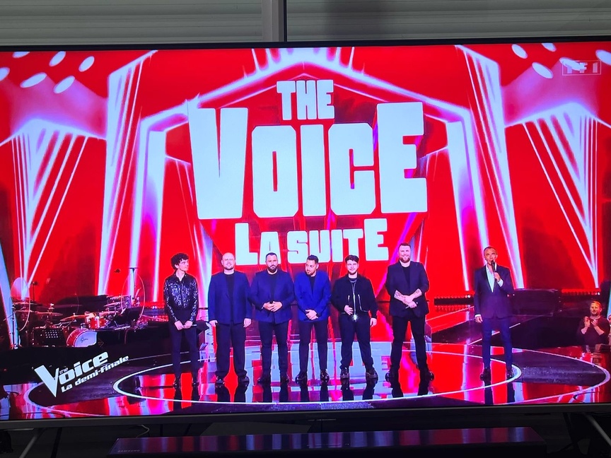 Les finalistes aux côtés de Nikos Aliagas Les finalistes aux côtés de Nikos Aliagas