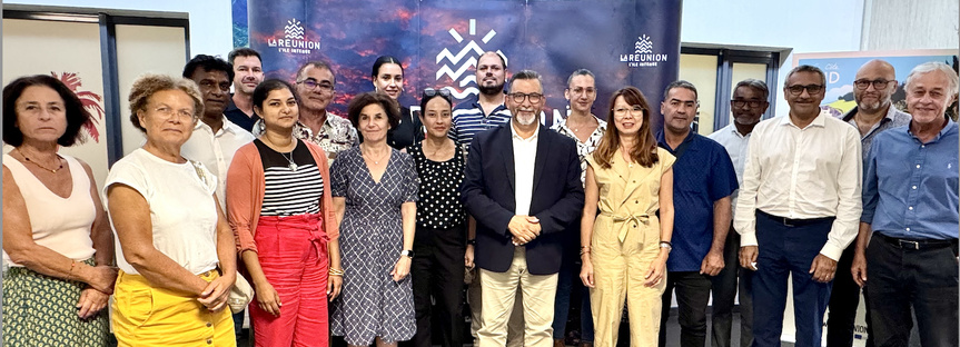 Photo de famille avec les membres du conseil d'administration du CRT