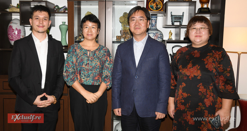 CHEN Xiaolei (au centre), le Consul général, et les intervenants CHEN Xiaolei (au centre), le Consul général, et les intervenants