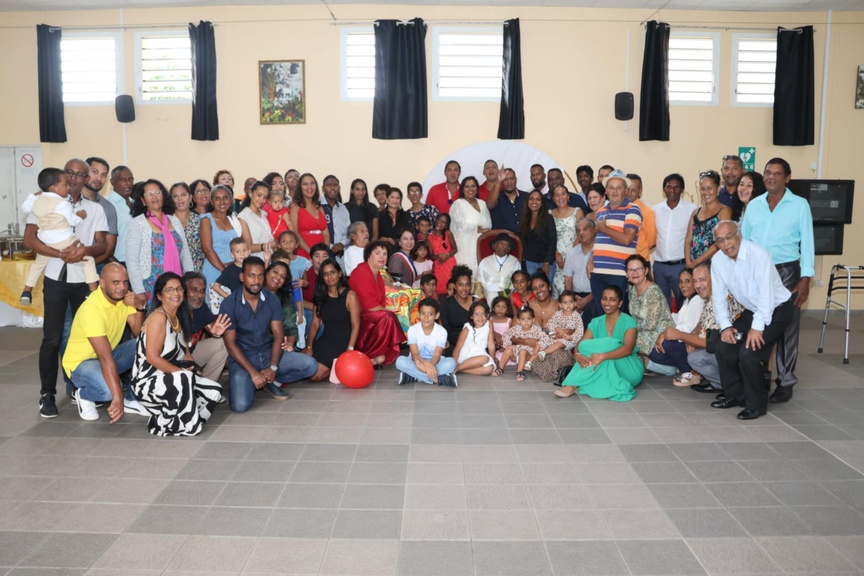 Une très grande photo de famille... Une très grande photo de famille...