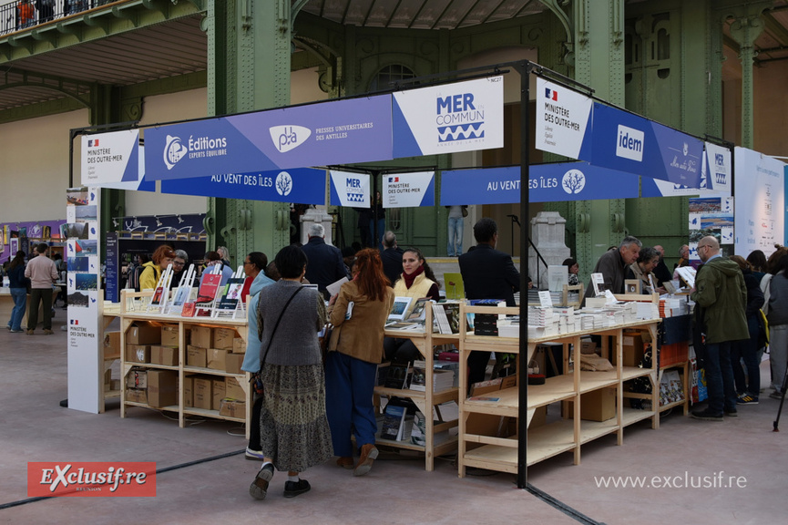 Au Festival du Livre, il y vait un sStand du ministère des Outre-mer... plutôt réduit! Et aucun exposant réunionnais...