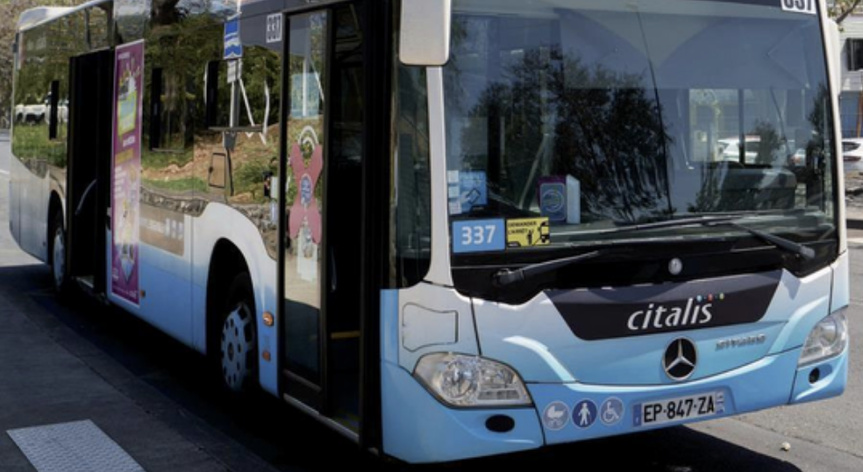 Le bus a terminé sa course contre le trottoir... Le bus a terminé sa course contre le trottoir...
