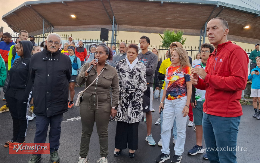 Les officiels réunis pour le départ de la course Les officiels réunis pour le départ de la course