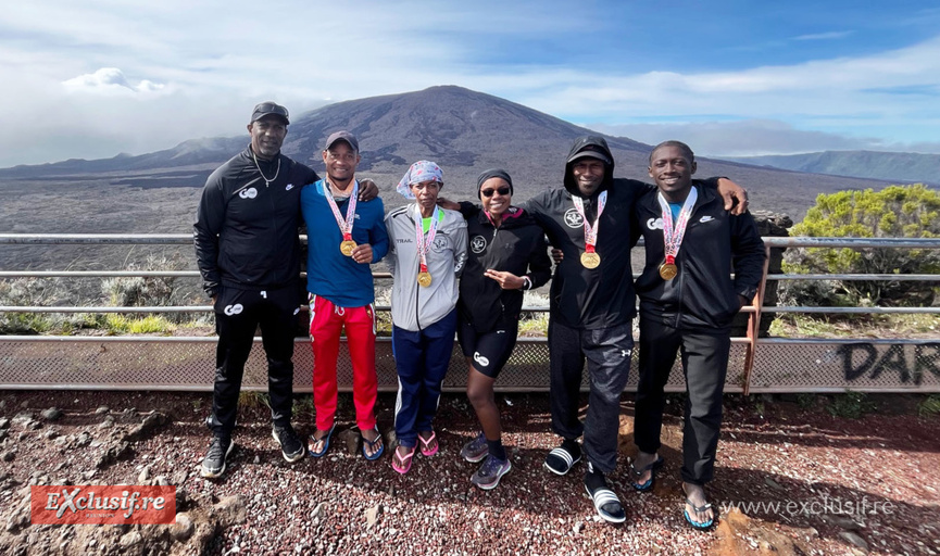 Les Rodriguais pour la photo-souvenir devant le Piton de la Fournaise Les Rodriguais pour la photo-souvenir devant le Piton de la Fournaise