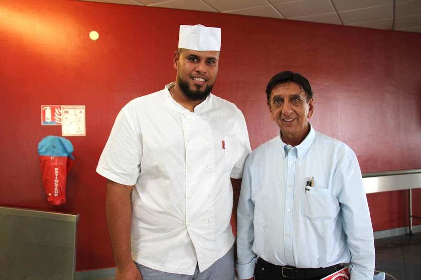 Avec Thibault Bègue, qui travaille à la cuisine centrale de Bellepierre Avec Thibault Bègue, qui travaille à la cuisine centrale de Bellepierre