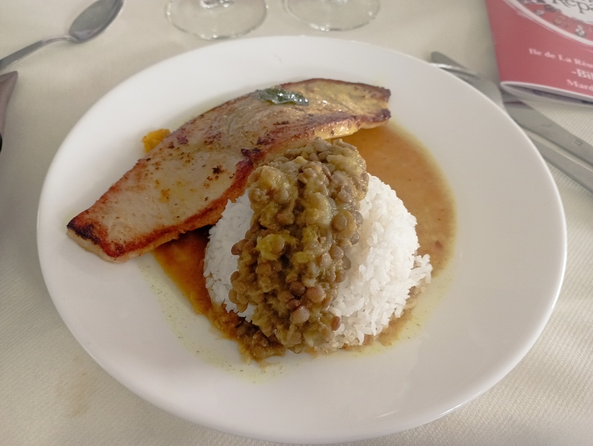 Plat: Escalope d'espadon au curcuma, riz, lentilles citrouille, confit de citrons, bouillon larson