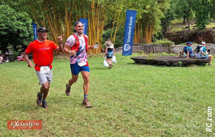 Armand Sautron accompagne Nicolas Lebon sur les 10 derniers mètres de la course Armand Sautron accompagne Nicolas Lebon sur les 10 derniers mètres de la course