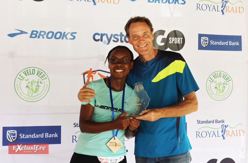 Les félicitations d'Albert D'Unienville à Anne-Marie John, vainqueure des 60 km Les félicitations d'Albert D'Unienville à Anne-Marie John, vainqueure des 60 km