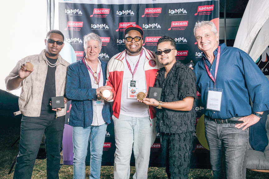 Les lauréats présents avec Patrick Sigwalt, président de la Sacem, et le directeur régional Sacem Réunion/Mayotte Les lauréats présents avec Patrick Sigwalt, président de la Sacem, et le directeur régional Sacem Réunion/Mayotte