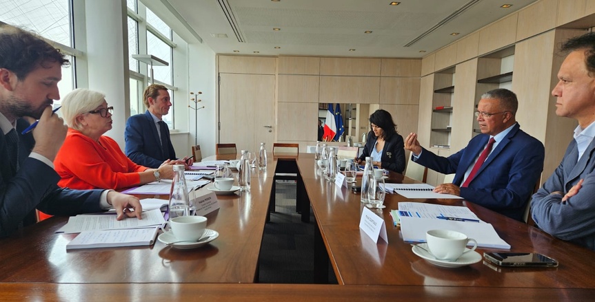 Réunion à Paris... Réunion à Paris...