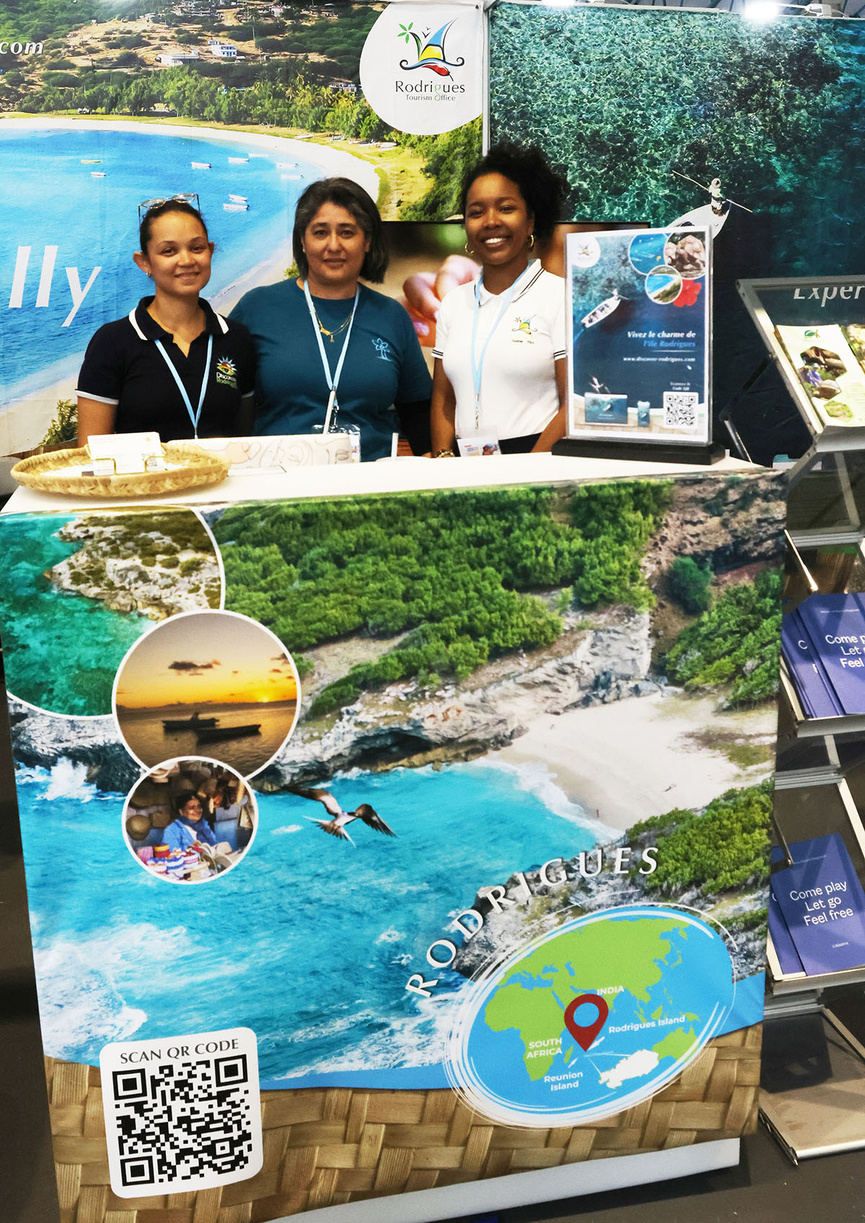 Aline Fong Kyé et ses collaboratrices, sous les couleurs de Rodrigues Aline Fong Kyé et ses collaboratrices, sous les couleurs de Rodrigues