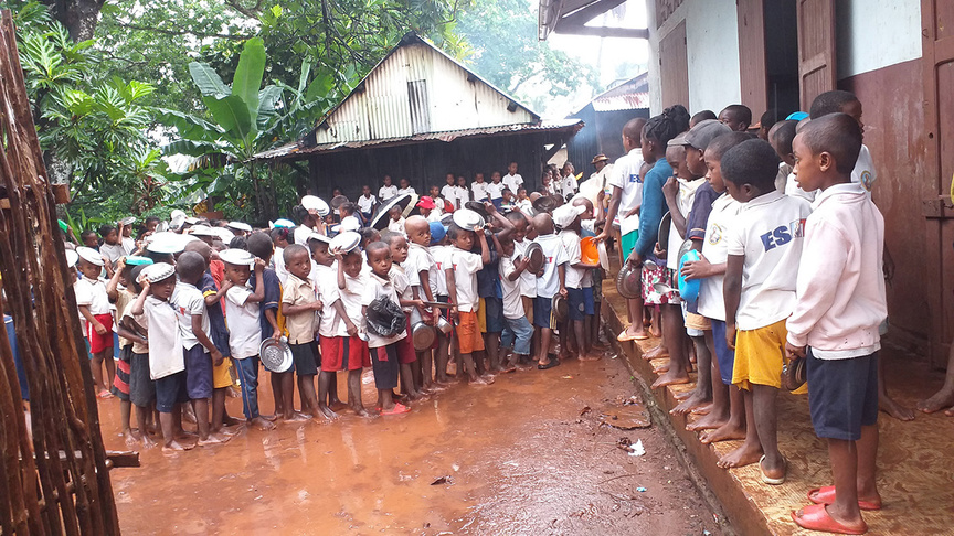 Les enfants font la queue pour avoir à manger grâce à Enfants du Monde