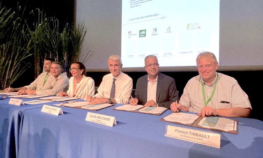 Olivier Fontaine, président de la Chambre d'Agriculture, Huguette Bello, présidente de la Région Réunion, Patrice Latron, Préfet de La Réunion, Cyrille Melchior, président du Département, et Florent Thibault, co-président du CPCS, lors de la signature de l'accord partenarial Olivier Fontaine, président de la Chambre d'Agriculture, Huguette Bello, présidente de la Région Réunion, Patrice Latron, Préfet de La Réunion, Cyrille Melchior, président du Département, et Florent Thibault, co-président du CPCS, lors de la signature de l'accord partenarial