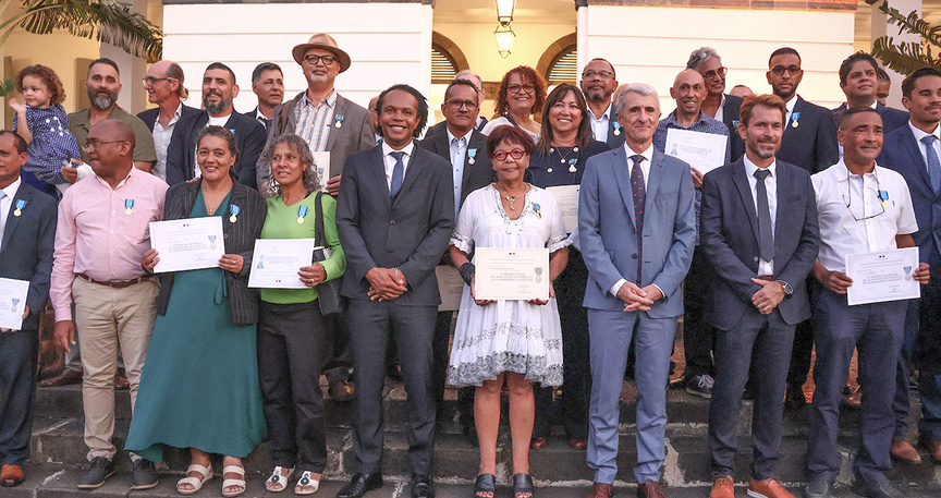 La photo de famille avec le préfet Patrice Latron (photo Préfecture Réunion)