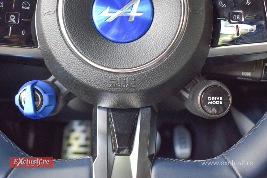 Le "Drive Mode" à droite, le bouton de boost à gauche