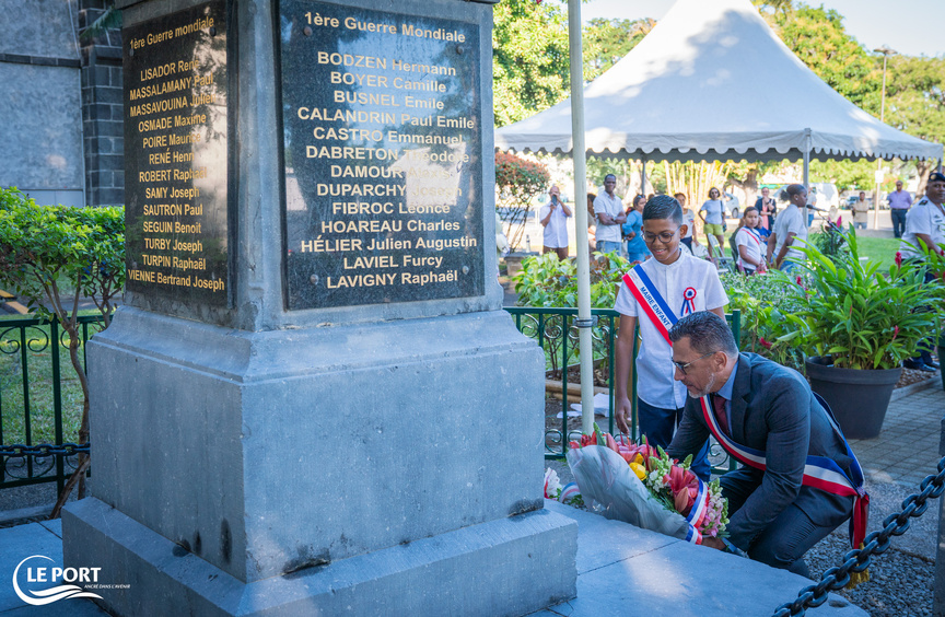 Dépôt de gerbes devant le Monument aux morts
