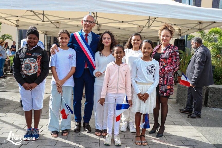 Le maire Joé Bédier avec des jeunes de la commune