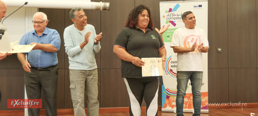 Une remise d'attestations réglée comme du papier à musique Une remise d'attestations réglée comme du papier à musique