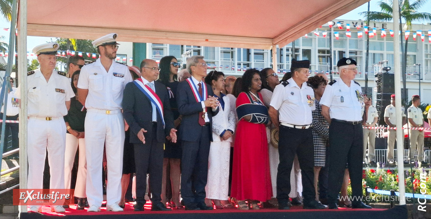 Les personnalités  civiles et militaires dans la tribune officielle