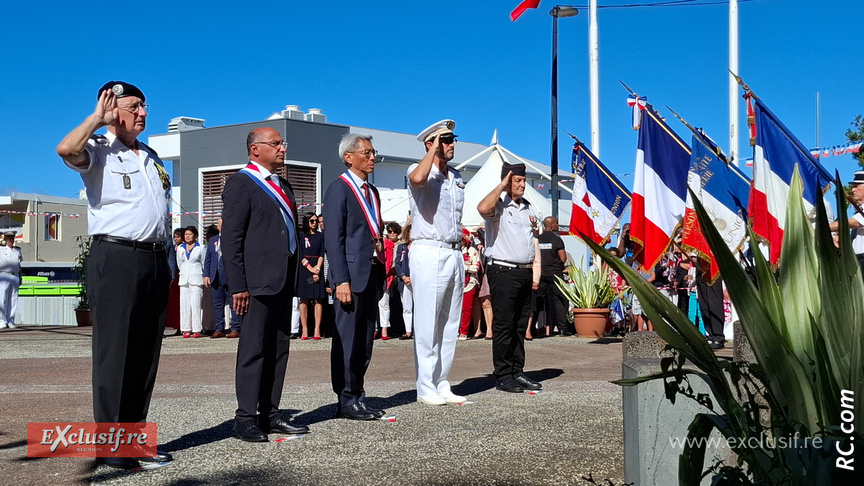 Dépôt de gerbes au Monument aux morts