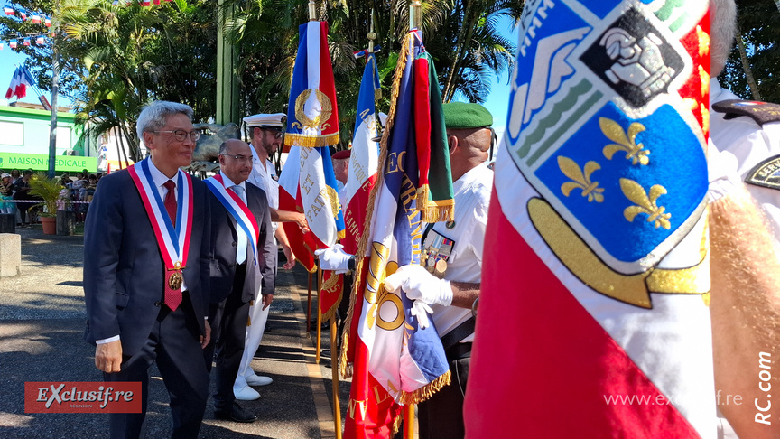 Patrice Thien Ah Koon, maire du Tampon, salue les troupes et les associations d'Anciens combattants Patrice Thien Ah Koon, maire du Tampon, salue les troupes et les associations d'Anciens combattants