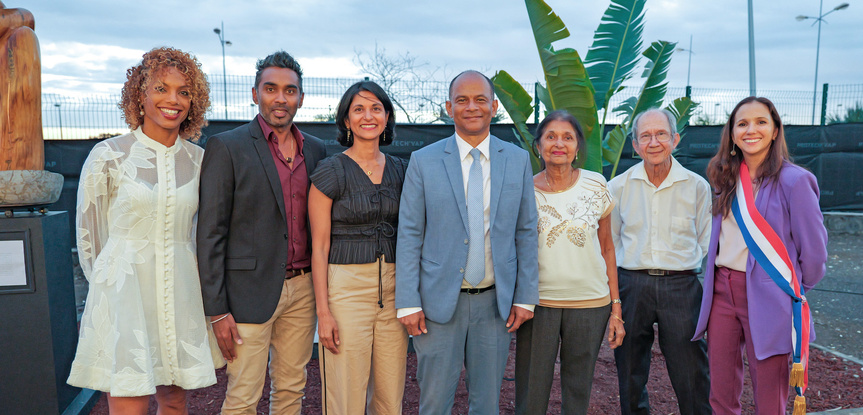 Les responsables du TO (Territoire de l'Ouest) avec l'épouse et la fille d'Abdéali Goulamaly Les responsables du TO (Territoire de l'Ouest) avec l'épouse et la fille d'Abdéali Goulamaly