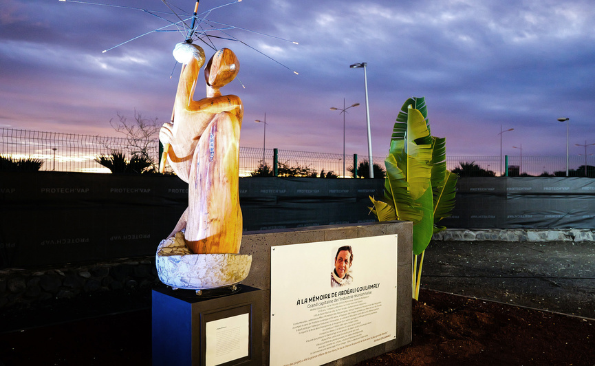 La statue "Dame Antenne" (créée par Alain Séraphine, et offerte il y a 30 ans à M. Goulamaly), symbolise bien la vision et l’audace qu’incarnent ces deux hommes, par leur ouverture d’esprit et leur capacité à innover La statue "Dame Antenne" (créée par Alain Séraphine, et offerte il y a 30 ans à M. Goulamaly), symbolise bien la vision et l’audace qu’incarnent ces deux hommes, par leur ouverture d’esprit et leur capacité à innover