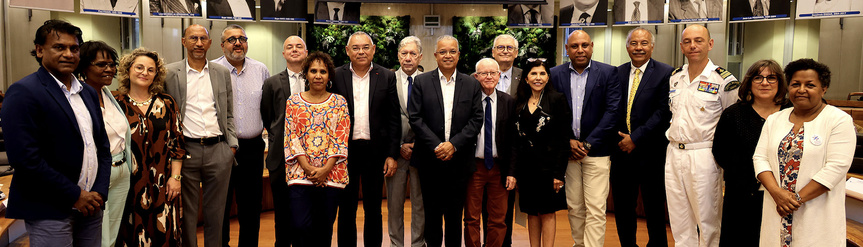 La photo de famille dans l'hémicycle du Palais de la Source