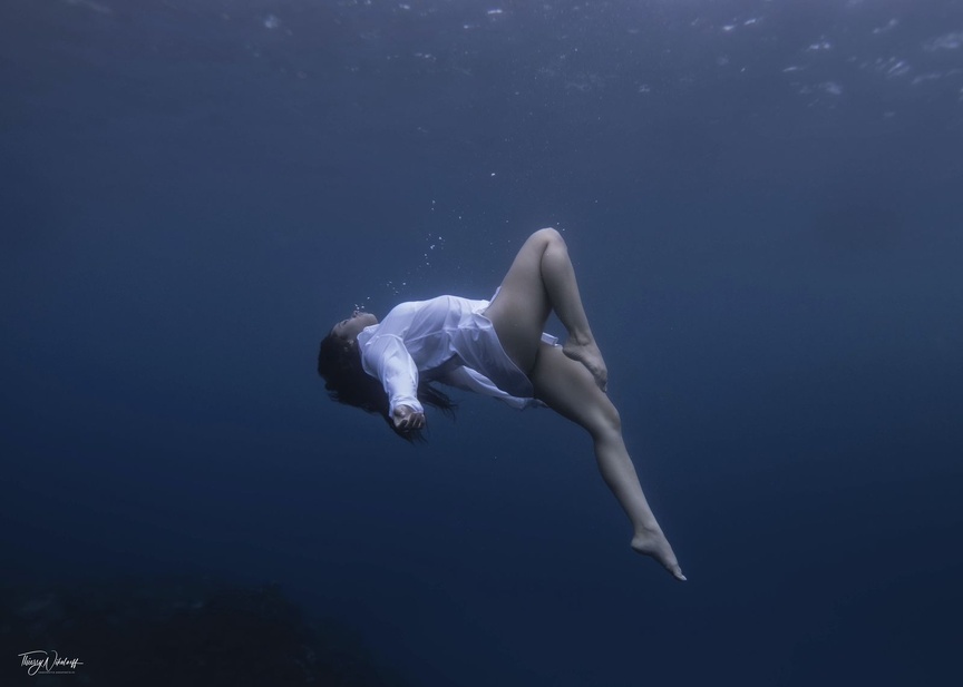 Dans le clip, on voit Clara filmée sous l'eau, en apnée, et il n'y a pas eu de doublure: "Cela n'a pas été facile" dit-elle Dans le clip, on voit Clara filmée sous l'eau, en apnée, et il n'y a pas eu de doublure: "Cela n'a pas été facile" dit-elle