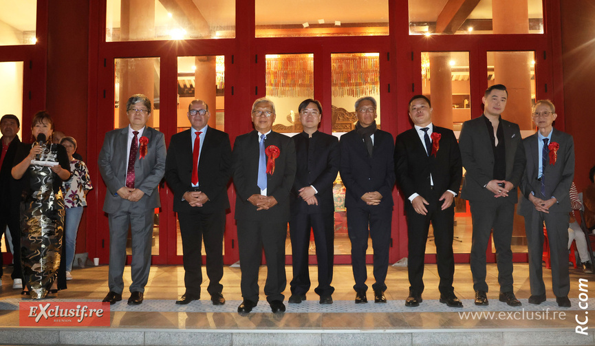 De gauche à droite: Victor Chan-Nam, David Lorion, maire de Saint-Pierre, Alex How-Choong, président de l'association Guandi de Saint-Pierre, Chen Xiaolei, Consul général de la République Populaire de Chine, Patrice Thien Ah Koon, maire du Tampon, M. Miao, David Li et Joseph Lam-To De gauche à droite: Victor Chan-Nam, David Lorion, maire de Saint-Pierre, Alex How-Choong, président de l'association Guandi de Saint-Pierre, Chen Xiaolei, Consul général de la République Populaire de Chine, Patrice Thien Ah Koon, maire du Tampon, M. Miao, David Li et Joseph Lam-To