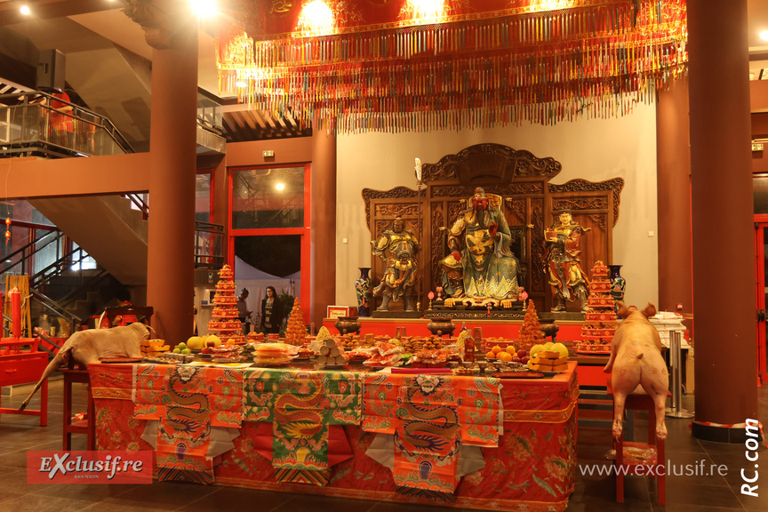 C'est jour de fête, l'autel de Guandi est magnifiquement décoré, le rouge étant de rigueur C'est jour de fête, l'autel de Guandi est magnifiquement décoré, le rouge étant de rigueur