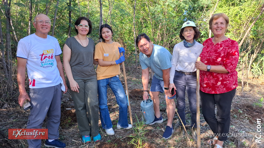 Quelques jours auparavant, les bacheliers ont planté des arbres endémiques, sous la houlette de Michel Chon Fa Shen et dans le cadre de l'opération 1 million d'arbres du Conseil Départemental Quelques jours auparavant, les bacheliers ont planté des arbres endémiques, sous la houlette de Michel Chon Fa Shen et dans le cadre de l'opération 1 million d'arbres du Conseil Départemental