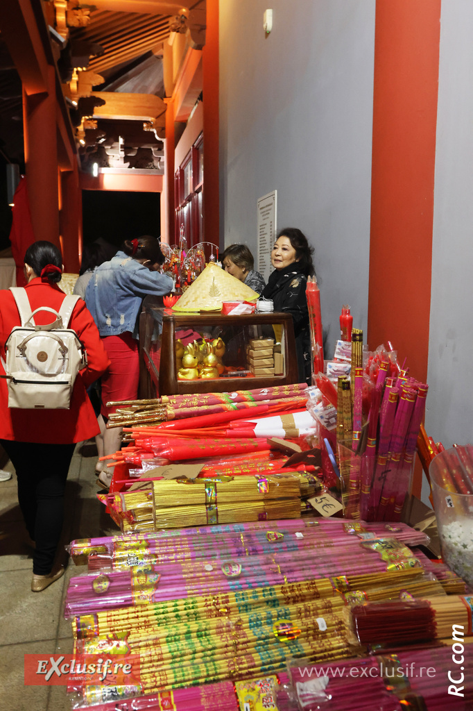 Une petite boutique-souvenir , avec Corine au comptoir Une petite boutique-souvenir , avec Corine au comptoir