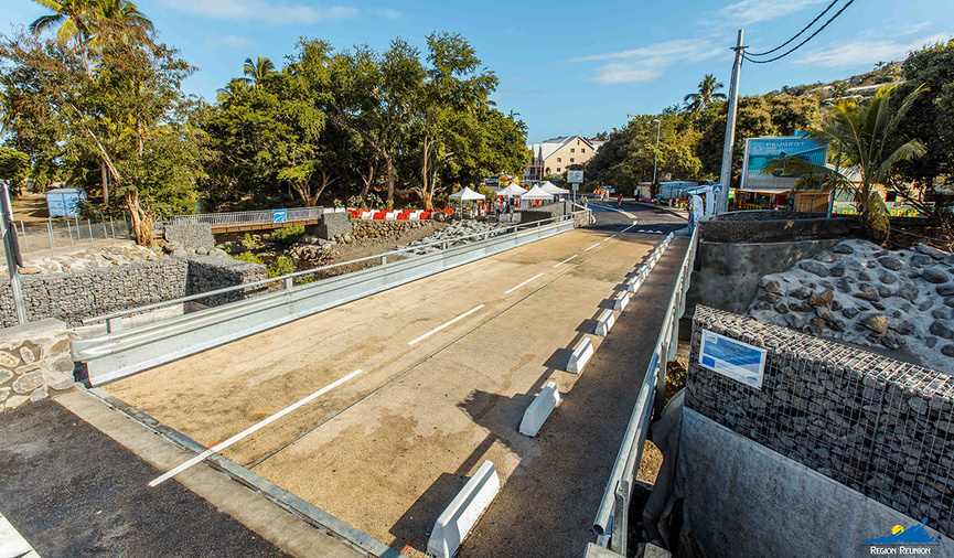 Un nouveau pont pour franchir la Ravine Saint-Gilles Un nouveau pont pour franchir la Ravine Saint-Gilles