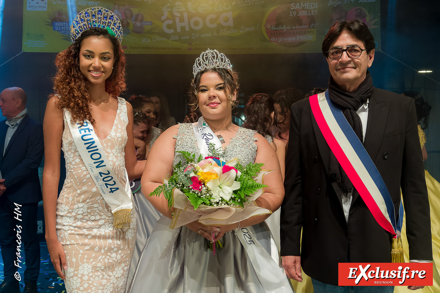 Marine Futol, Miss Réunion 2024, Sandy Payet, Reine de l'Entre-Deux 2025, et Bachil Valy, maire de l'Entre-Deux Marine Futol, Miss Réunion 2024, Sandy Payet, Reine de l'Entre-Deux 2025, et Bachil Valy, maire de l'Entre-Deux
