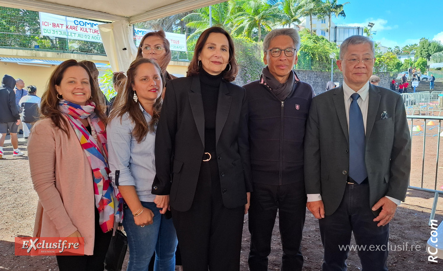 Patrice Thien Ah Koon, maire du Tampon, Valérie Fumaz, directrice de la SODEGIS, Jean-Marie Ah-Lime, directeur financier à la SODEGIS, Aline Lebreton, directrice de la Gestion Locative à la SODEGIS (en arrière-plan) et des invitées Patrice Thien Ah Koon, maire du Tampon, Valérie Fumaz, directrice de la SODEGIS, Jean-Marie Ah-Lime, directeur financier à la SODEGIS, Aline Lebreton, directrice de la Gestion Locative à la SODEGIS (en arrière-plan) et des invitées