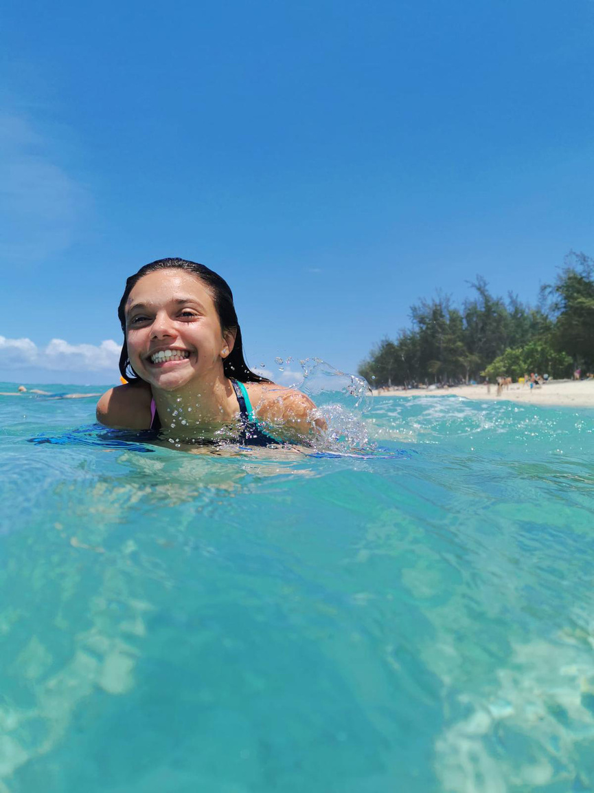 Il y a six ans, Déborah a pu se baigner dans l'Océan Indien pour la première fois de sa vie!