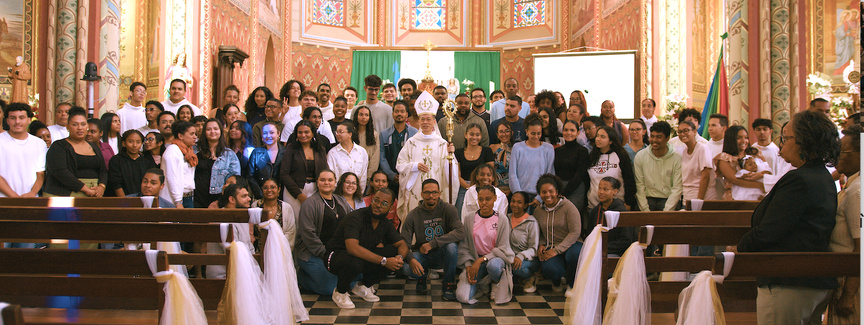 Mgr Pascal Chane-Teng, évêque de La Réunion, avec les jeunes qui participent au Jubilé des îles