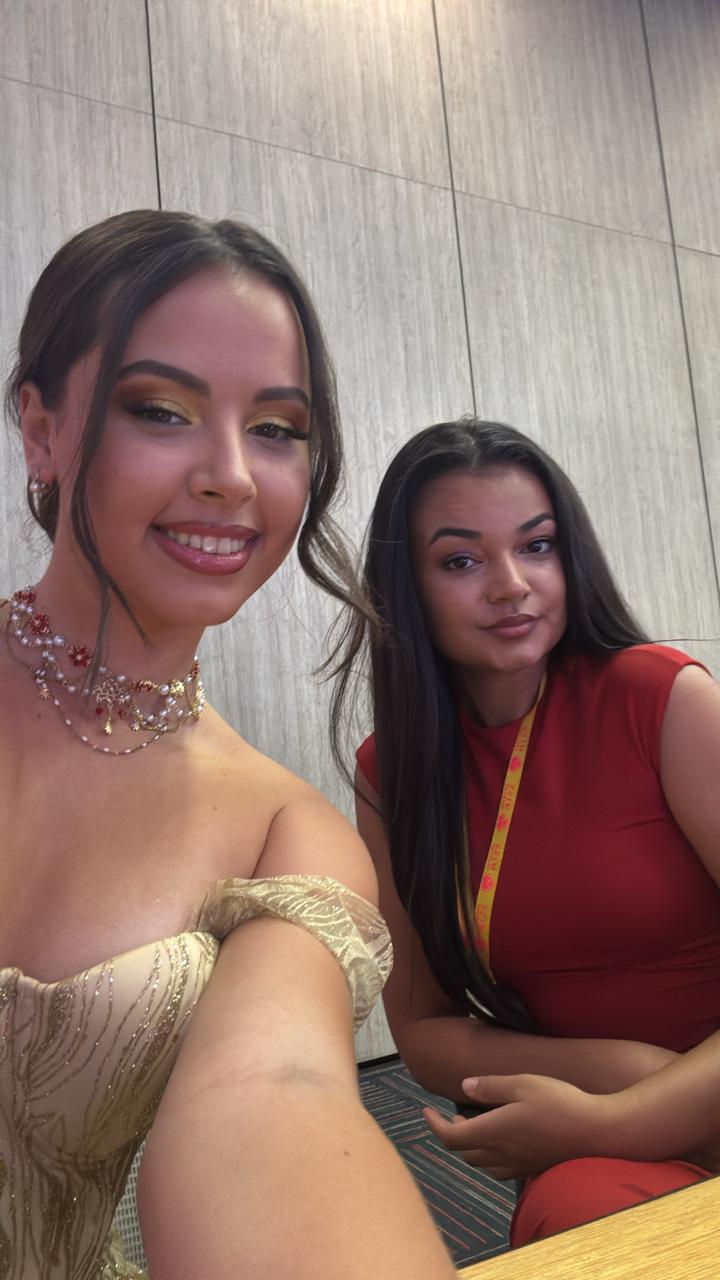 Marie avec Anissa Yong-Fong, qui organise le concours à La Réunion, et qui était aussi en Colombie Marie avec Anissa Yong-Fong, qui organise le concours à La Réunion, et qui était aussi en Colombie