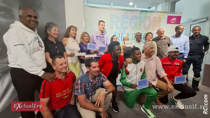 Organisateurs, athlètes , parrains et marraines sous la bannière du Marathon de la Corniche Organisateurs, athlètes , parrains et marraines sous la bannière du Marathon de la Corniche