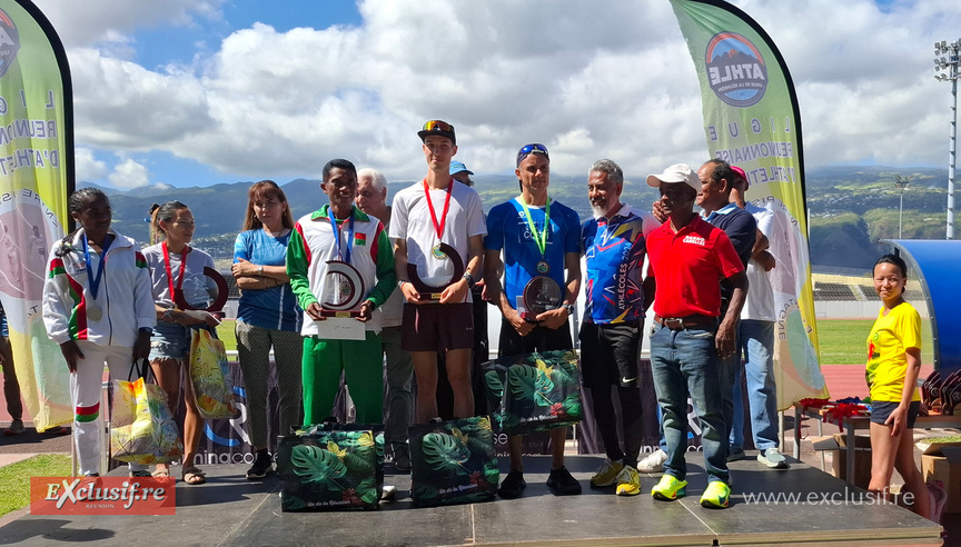 Les grand vainqueurs hommes et femmes du marathon de la Corniche et les officiels de la course