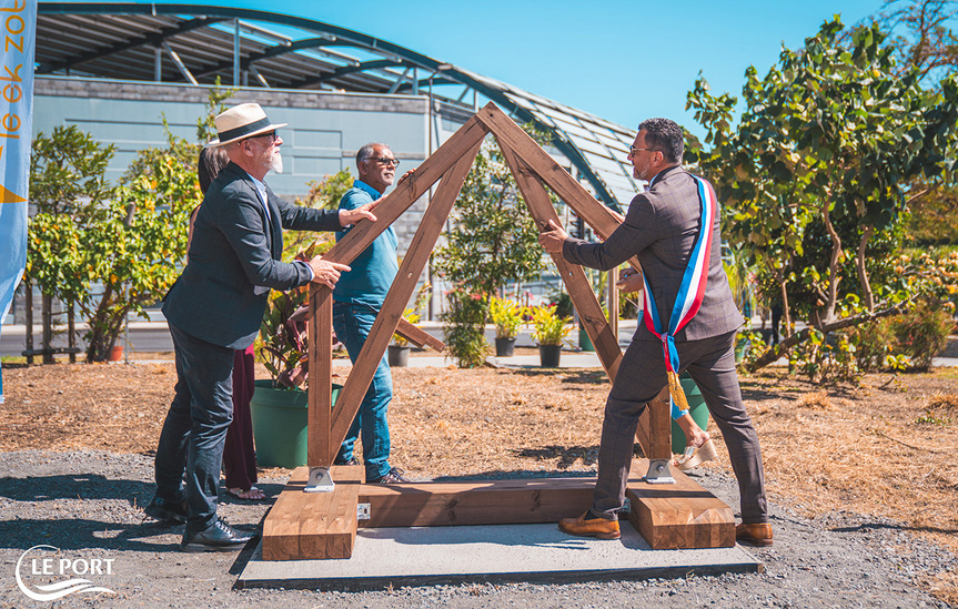 Première pierre posée... Première pierre posée...