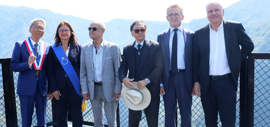 Ensemble, ils ont «testé» et posé sur la plate-forme vitrée Ensemble, ils ont «testé» et posé sur la plate-forme vitrée