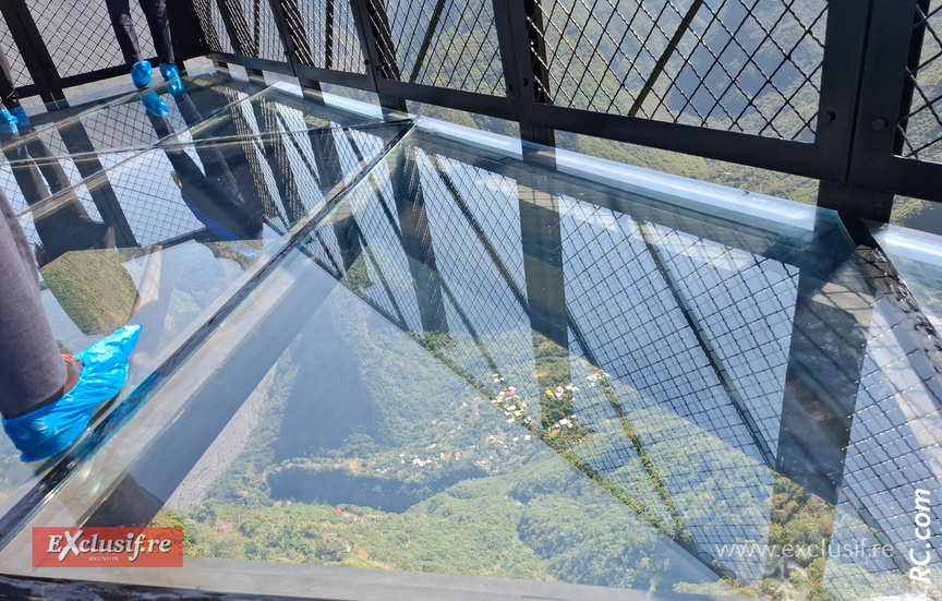 Une vue impressionnante sur Grand Bassin, 800 mètres plus bas Une vue impressionnante sur Grand Bassin, 800 mètres plus bas