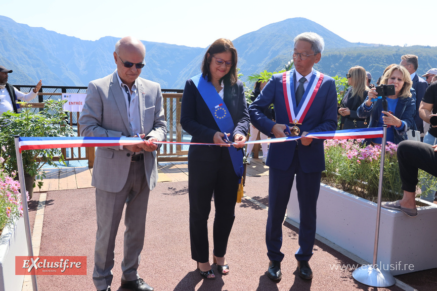 La cérémonie du ruban par Patrice Thien Ah Koon, maire du Tampon, Marie-Luce Brasier, députée europénne, et Wilfrid Bertil, vice-président à la Région Réunion