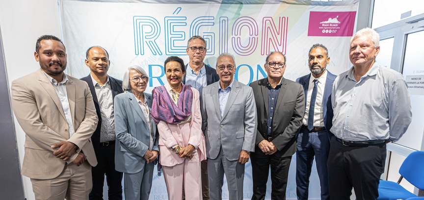Huguette Bello, présidente de la Région, entourée par des élus régionaux et par les responsables des intercommunalités lors de la signature de la Feuille de route du futur train "Réunion Express" Huguette Bello, présidente de la Région, entourée par des élus régionaux et par les responsables des intercommunalités lors de la signature de la Feuille de route du futur train "Réunion Express"