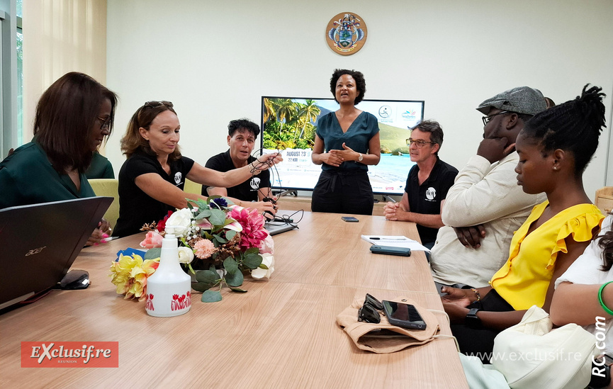 Accueil à la conférence de presse par Bernadette Honoré puis présentation par Bernadette Vuillemin, Directrice Générale de l'Office de Tourisme des Seychelles, Chris Hamer, Directeur de Course et Véronique Victoire, et Stéphane André de ILOP Accueil à la conférence de presse par Bernadette Honoré puis présentation par Bernadette Vuillemin, Directrice Générale de l'Office de Tourisme des Seychelles, Chris Hamer, Directeur de Course et Véronique Victoire, et Stéphane André de ILOP