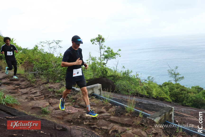 Passage au 8ème km à Anse Major : la forêt d'un côté, le mer de l'autre Passage au 8ème km à Anse Major : la forêt d'un côté, le mer de l'autre
