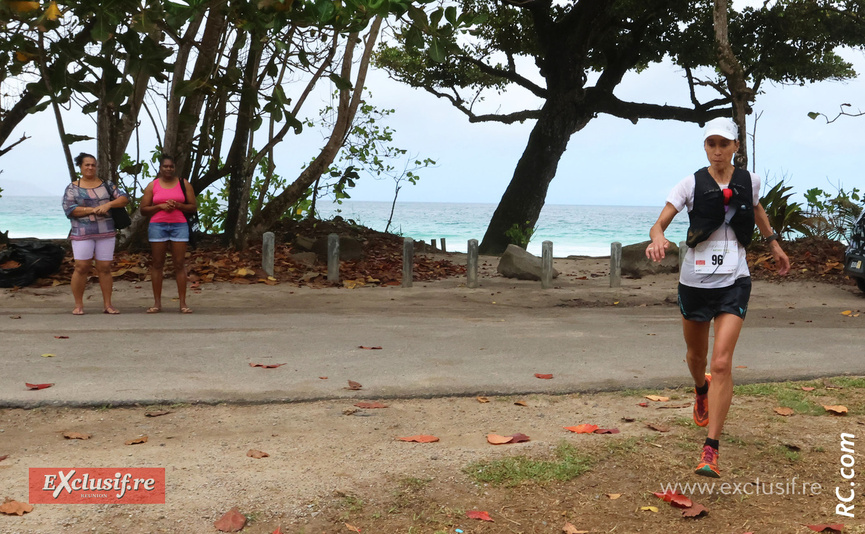 Plus que 80 mètres environ pour Isabelle Lamy qui va franchir victorieusement la ligne d'arrivée Plus que 80 mètres environ pour Isabelle Lamy qui va franchir victorieusement la ligne d'arrivée